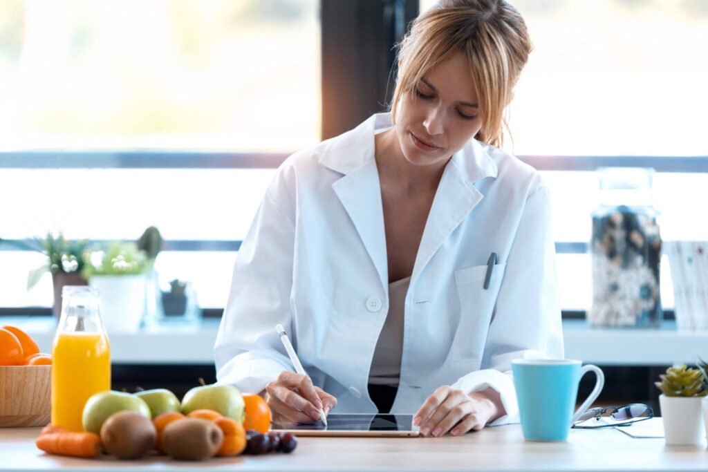 Reasons To See A Diet Specialist | Broadgate GP diet specialist making meal plan